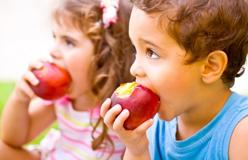 Children eating apples